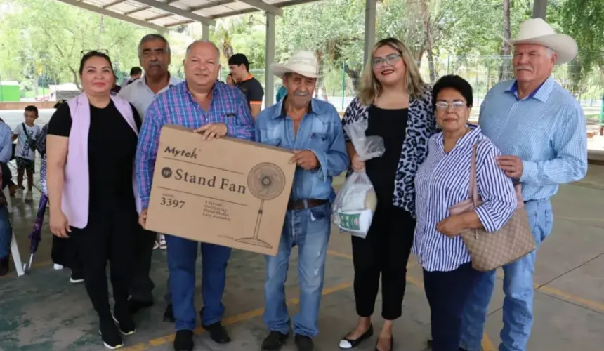 Familias desplazadas reciben apoyo de ventiladores y despensas en Sinaloa municipio. Foto: Cortesía