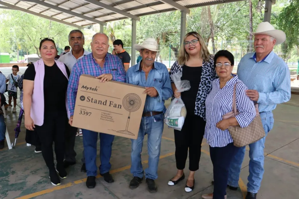 Familias desplazadas reciben apoyo de ventiladores y despensas en Sinaloa municipio. Foto: Cortesía