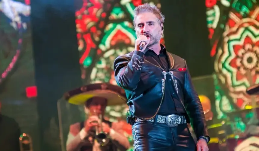 Alejandro Fernández, es uno de los artistas que estará dando concierto en el Teatro del Pueblo de la FENAPO 2023. Foto: Cortesía