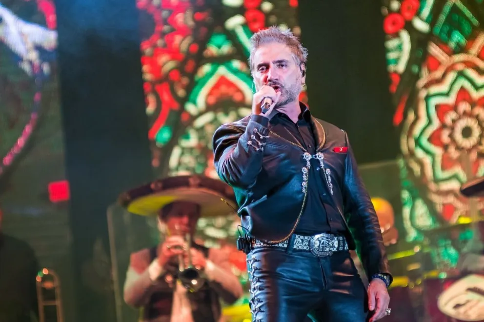 Alejandro Fernández, es uno de los artistas que estará dando concierto en el Teatro del Pueblo de la FENAPO 2023. Foto: Cortesía