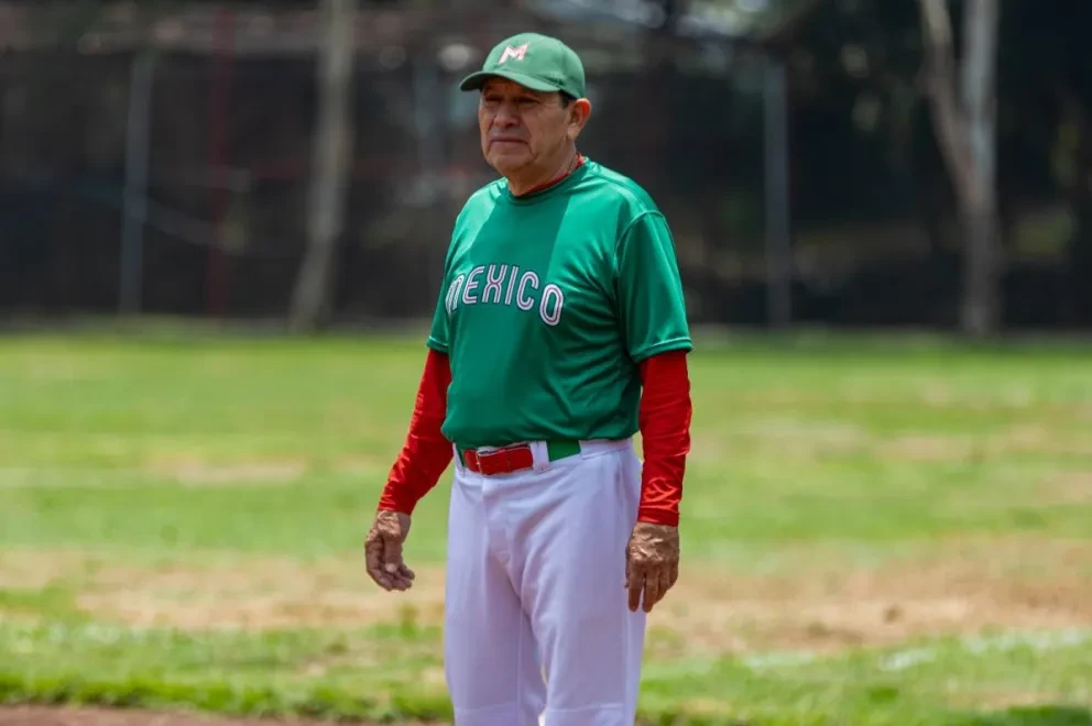 Gerardo Jiménez, impulsa a la selección de beisbol femenil rumbo al Campeonato Mundial.