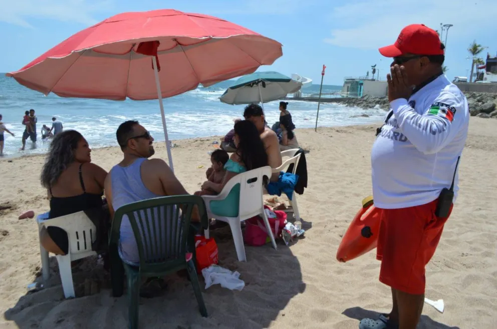 Llama Policía Acuática a bañistas a extremar precauciones por variaciones en el oleaje en playas de Mazatlán.