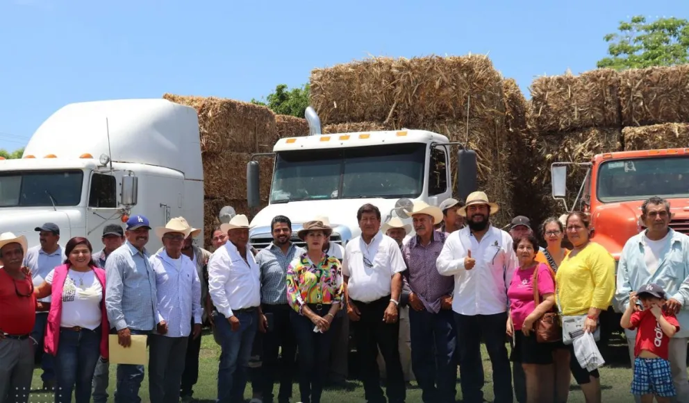 Autoridades estatales y municipales, en coordinación con la Asociación Ganadera Local, entregaron de pacas de alimentos a los ganaderos en Escuinapa.