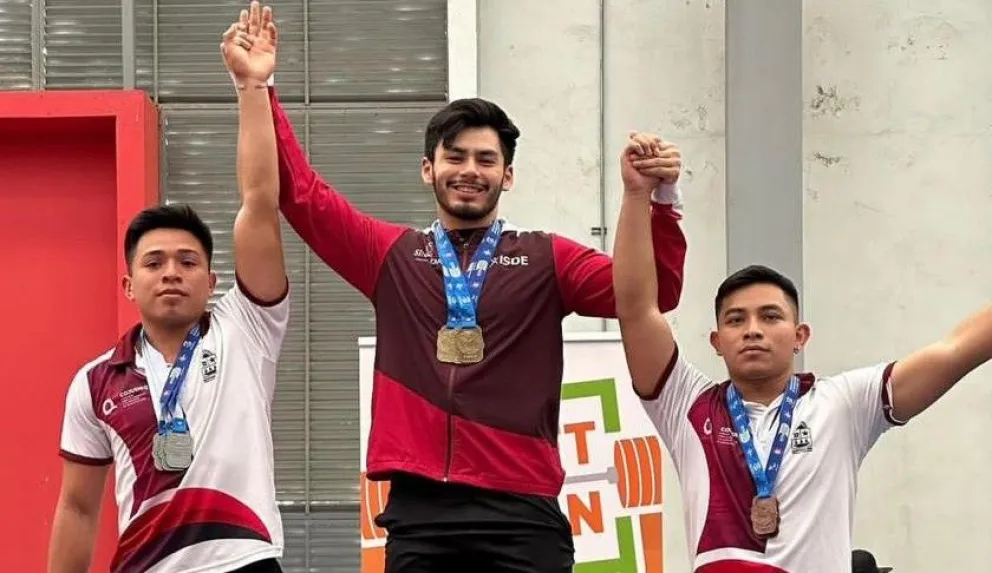 El “Chino” Cárdenas levanta tres de oro en el Campeonato Nacional de Levantamiento de Pesas de Primera Fuerza.