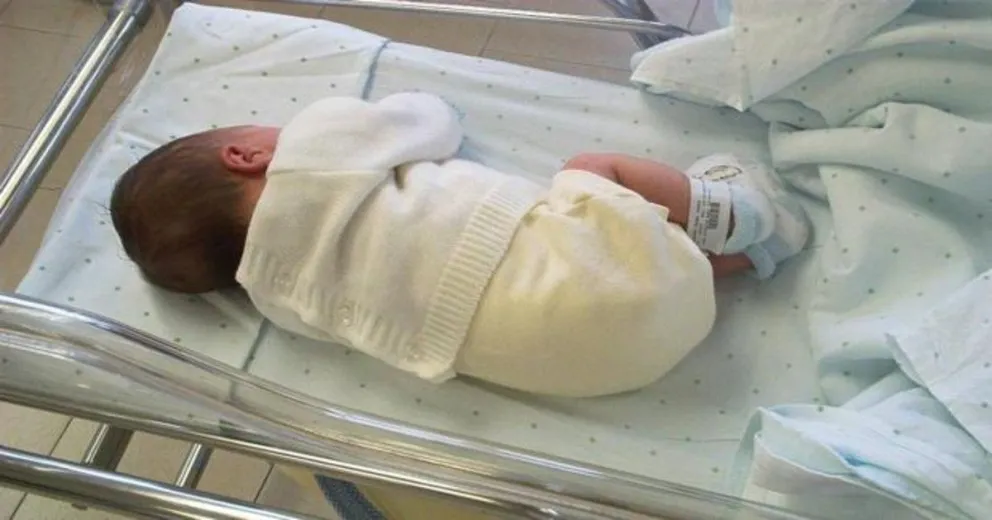 Bebé en hospital. Foto temática