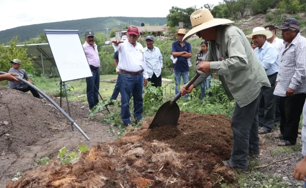 Productores de agave de San Nicolás Huajuapan reciben capacitación para el maneio de residuos. Foto: Cortesía