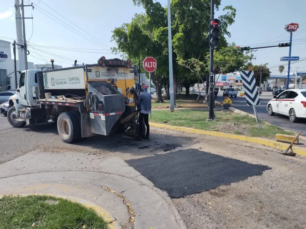 zona, personal del Departamento de Conservación y Mantenimiento de Infraestructura realizó la aplicación de mezcla asfáltica sobre la Calzada Heroico Colegio Militar. Foto Juan Madrigal