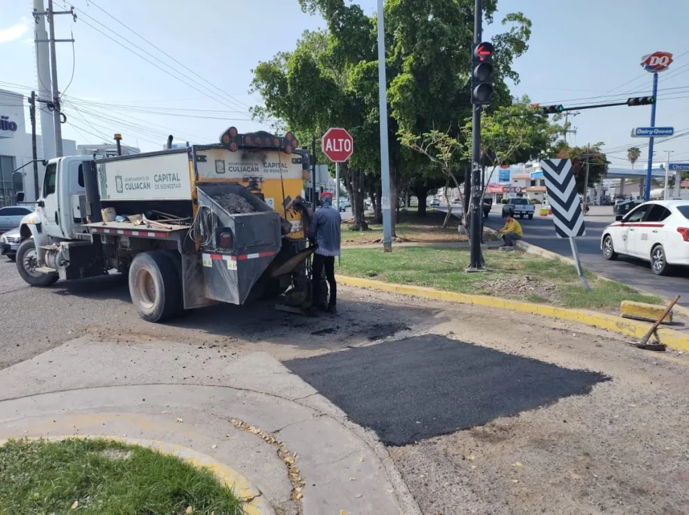 zona, personal del Departamento de Conservación y Mantenimiento de Infraestructura realizó la aplicación de mezcla asfáltica sobre la Calzada Heroico Colegio Militar. Foto Juan Madrigal