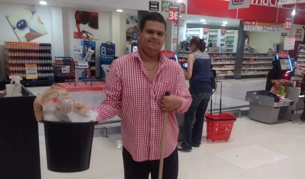 Jesús Ernesto en condición especial inspira a todos en su camino hacia la superación