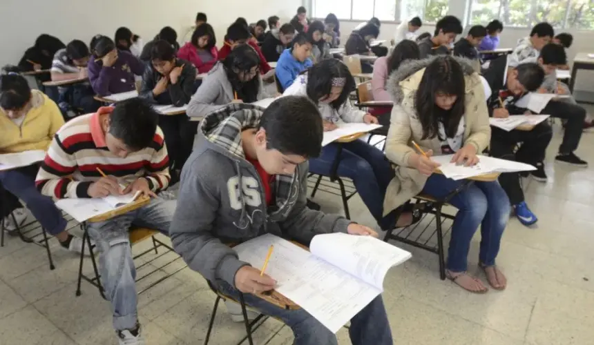 Checa si fuiste uno de los estudiantes seleccionados para recibir la Beca Benito Juárez en este 2023. Foto: Cortesía