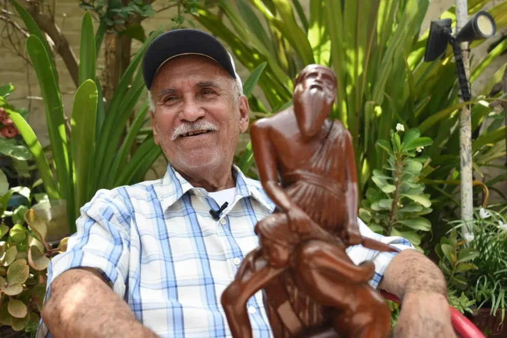 En La Palma, Óscar Higuera ha esculpido una vida entre la madera y la creatividad