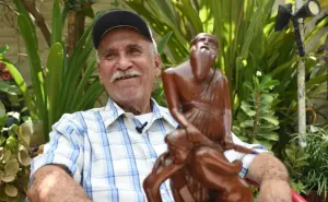 En La Palma, Óscar Higuera ha esculpido una vida entre la madera y la creatividad