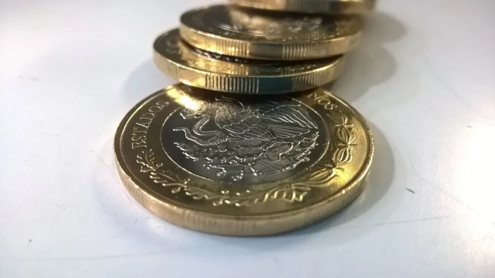 Expertos consideran que el peso mexicano podría cotizarse por debajo de los $17 pesos por dólar más pronto que tarde. Foto: Archivo