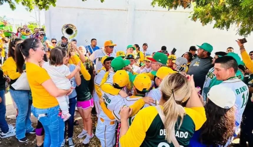 Reciben con banda a la Liga de Ahome, tras ganar el campeonato en Jalisco. Foto: Cortesía