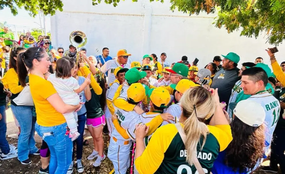 Reciben con banda a la Liga de Ahome, tras ganar el campeonato en Jalisco. Foto: Cortesía