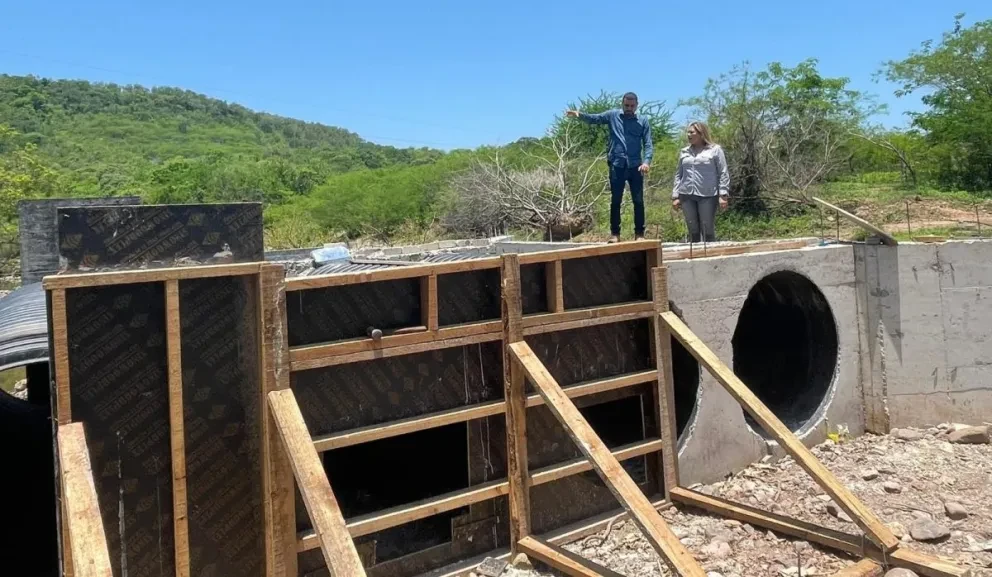 Avanza construcción de puente en la sierra de Rosario. Foto: Cortesía