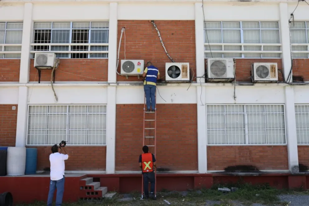 Labores de mantenimiento e instalación de minisplits en escuelas de Nuevo León. Foto: Cortesía