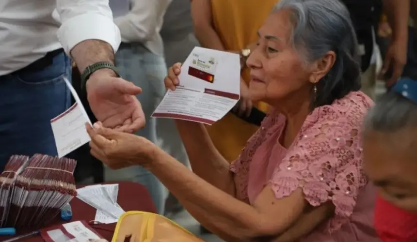 Cada dos meses los adultos mayores reciben pagos de 4 mil 800 pesos como parte de la Pensión del Bienestar. Foto: Archivo