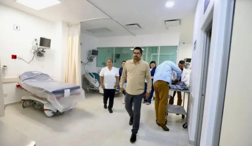 El secretario de Salud y director general de los Servicios de Salud de Sinaloa, Cuitláhuac González, recorrió el Hospital Integral del Valle de El Carrizo. Foto: Cortesía