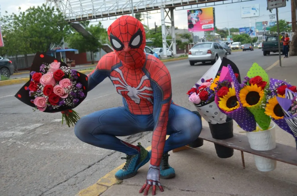 “El Spider-Man de las flores”, se ha ganado el corazón de chicos y grandes, quienes tienen la oportunidad de transitar por la tarde-noche sobre la avenida Álvaro Obregón, al sur de Culiacán. Fotos: Juan Madrigal
