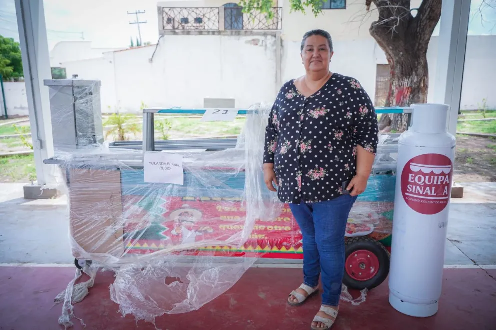 Entregan equipo a emprendedores del municipio de Navolato por parte del Gobierno de Sinaloa. Foto: Cortesía