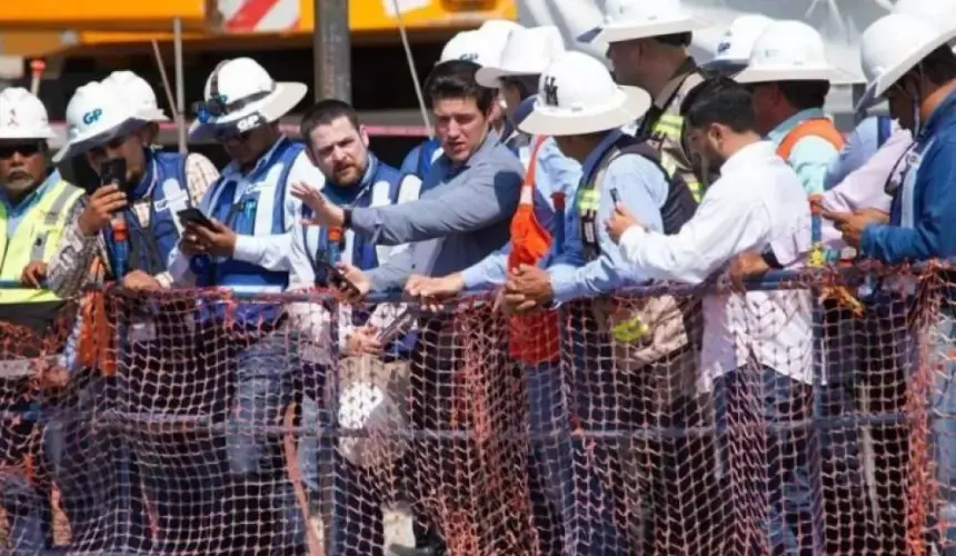 El gobernador, Samuel Alejandro García Sepúlveda realizó ayer un recorrido de supervisión por la obra. Foto: Cortesía 