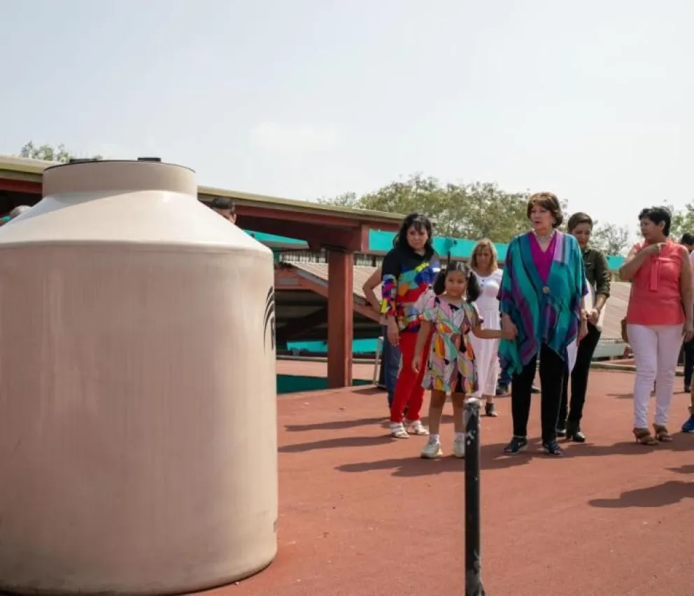 Revisan los avances de mantenimiento en escuelas de Nuevo León. Foto: Cortesía