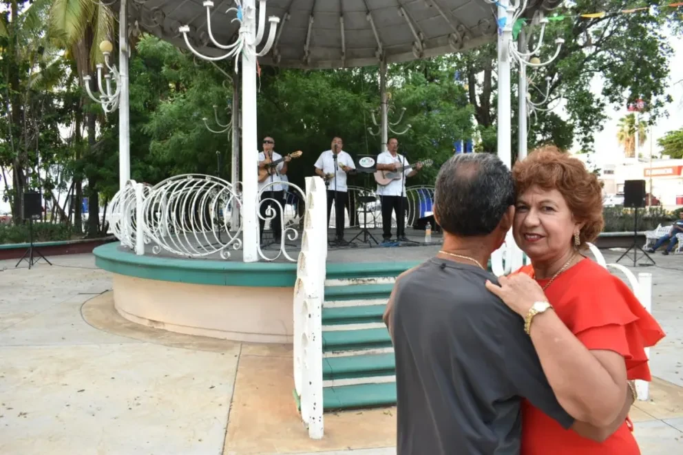 Tardes de Bolero en el parque Eustaquio Buelna, de la colonia Gabriel Leyva, en Culiacán. Foto: Cortesía