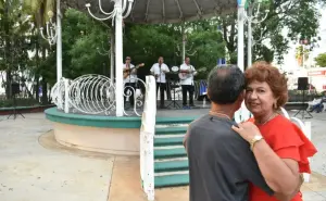 Le sacan brillo a la pista en Tardes de Bolero en la colonia Gabriel Leyva, en Culiacán