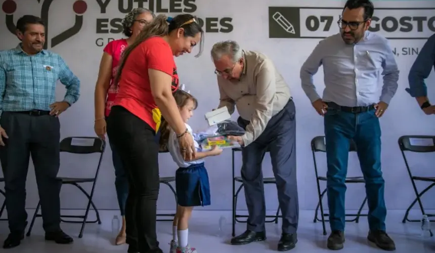 Entrega de paquetes de útiles escolares gratis en Sinaloa. Foto: Cortesía