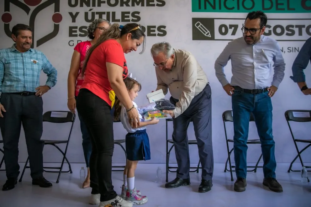 Entrega de paquetes de útiles escolares gratis en Sinaloa. Foto: Cortesía