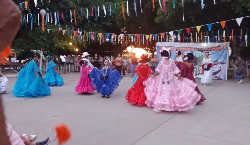 Con un gran festival engalanan Villa Juárez las danzas nativas de la cultura mexicana