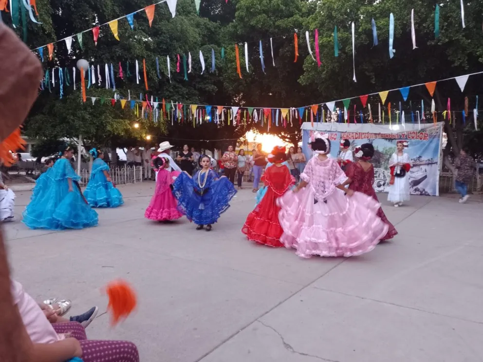 Con un gran festival engalanan Villa Juárez las danzas nativas de la cultura mexicana