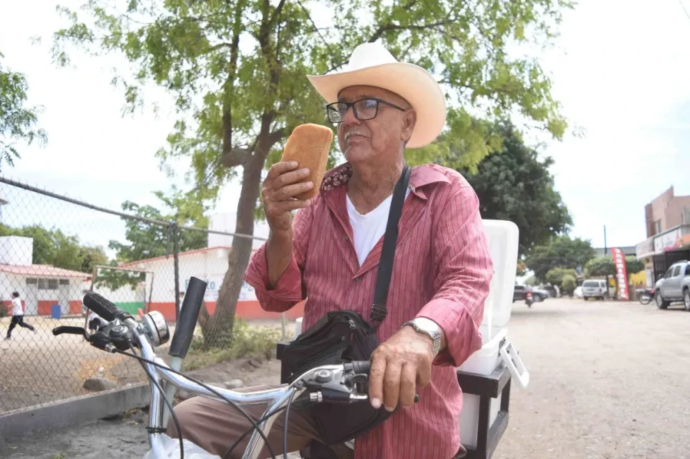 Don Samuel Gastélum no cesa de trabajar vendiendo rico pan