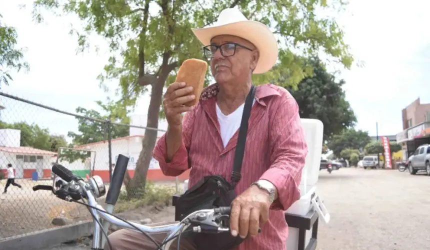 Don Samuel Gastélum no cesa de trabajar vendiendo rico pan