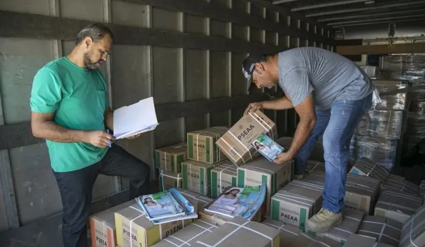 Libros de texto de ciclos pasados usarán los alumnos de nivel básico en Chihuahua. Foto: Cortesía