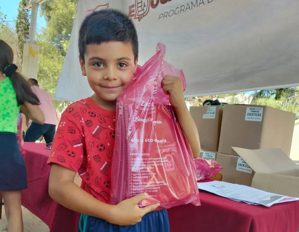 Entrega de paquetes de útiles escolares a los niños de Zacatecas. Foto: Cortesía