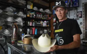 Con maestría, Polín Taniyama es el restaurador de sombreros en el Mercadito de Culiacán