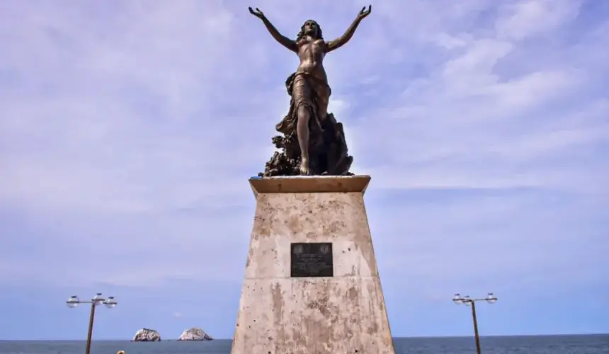 Mazatlán. Están rehabilitando los monumentos en la zona de Olas Altas y así lucen ahora.