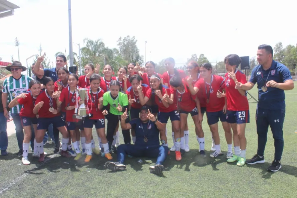 Hacen entrega de medallas a las jugadoras del equipo campeón (Sinaloa) y subcampeón (Sonora).