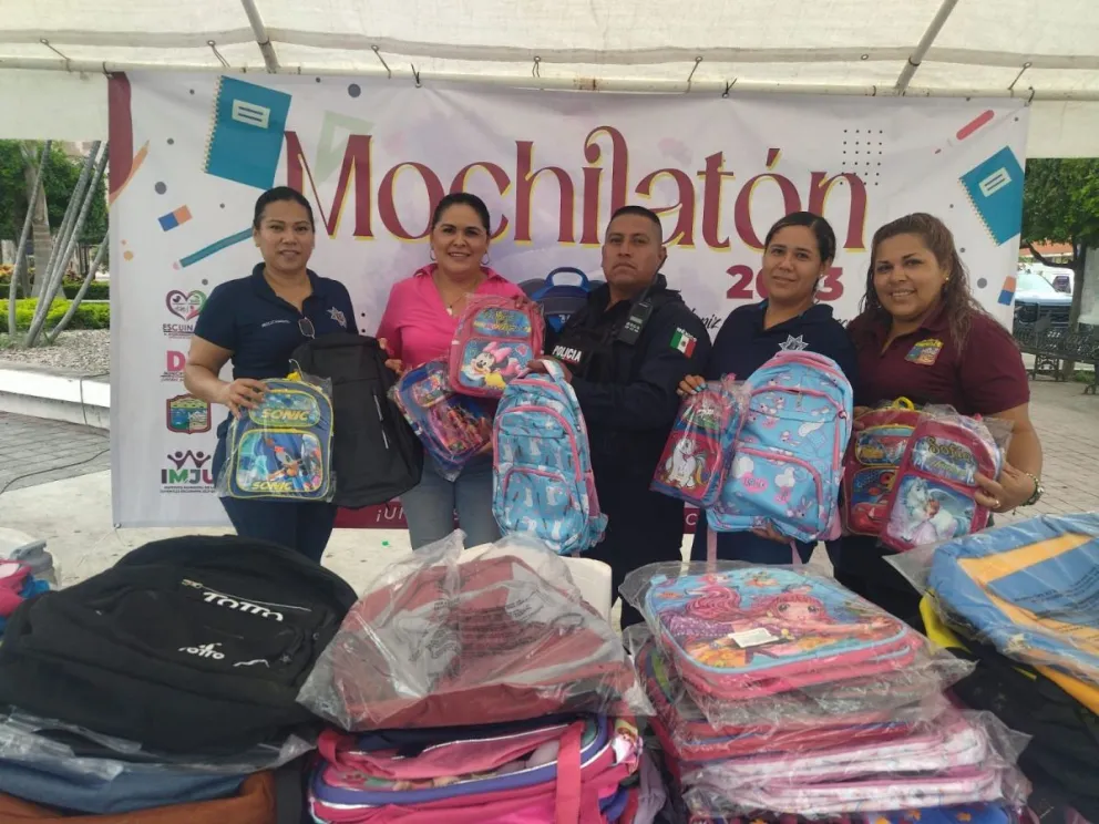 Con gran entusiasmo las personas realizan su valiosa aportación al “Mochilatón 2023, el Lápiz que dejas, sigue escribiendo”, en Escuinapa.