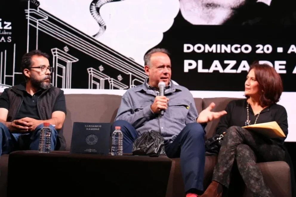 Juan Coronel Rivera presentó su poemario Llegamos hambre. Foto: Cortesía