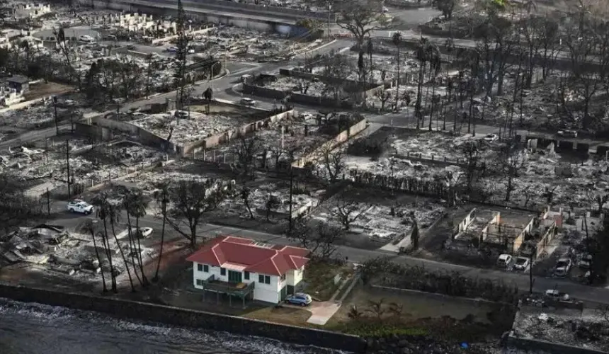 Casa queda intacta tras incendios en Hawái.