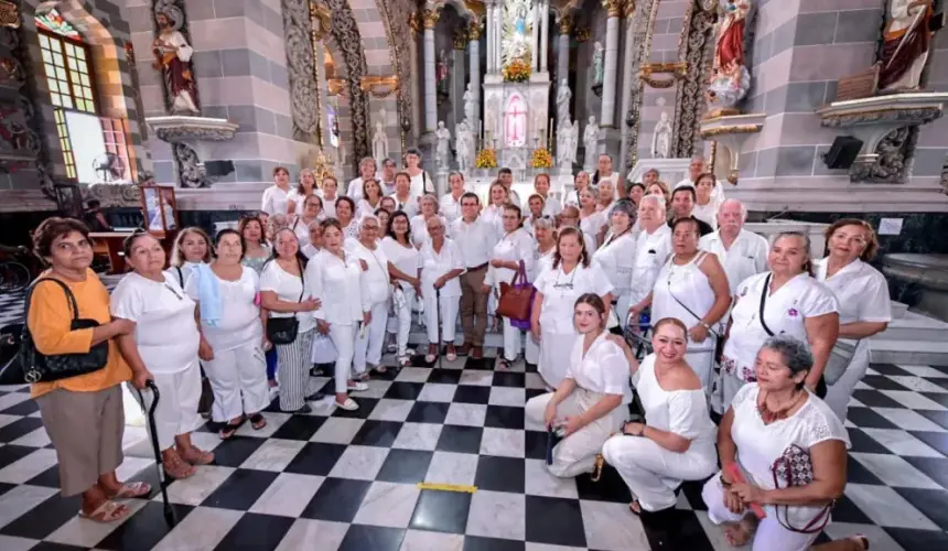 Abuelitos de Mazatlán acuden a dar gracias por el Día de las y los Abuelos.