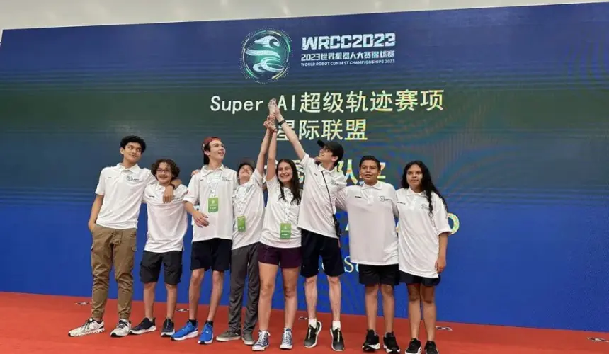 ¡Orgullo de México! Estudiantes de Culiacán ganan premio al mejor equipo en World Robot Contest 2023 en China