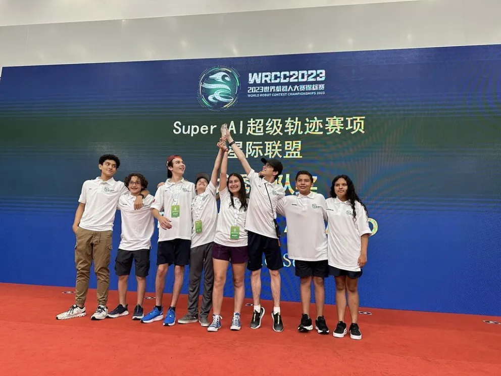 ¡Orgullo de México! Estudiantes de Culiacán ganan premio al mejor equipo en World Robot Contest 2023 en China