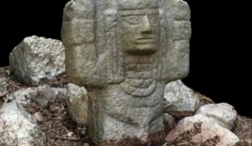 Descubren escultura de atlante en zona arqueológica de Chichén Itzá