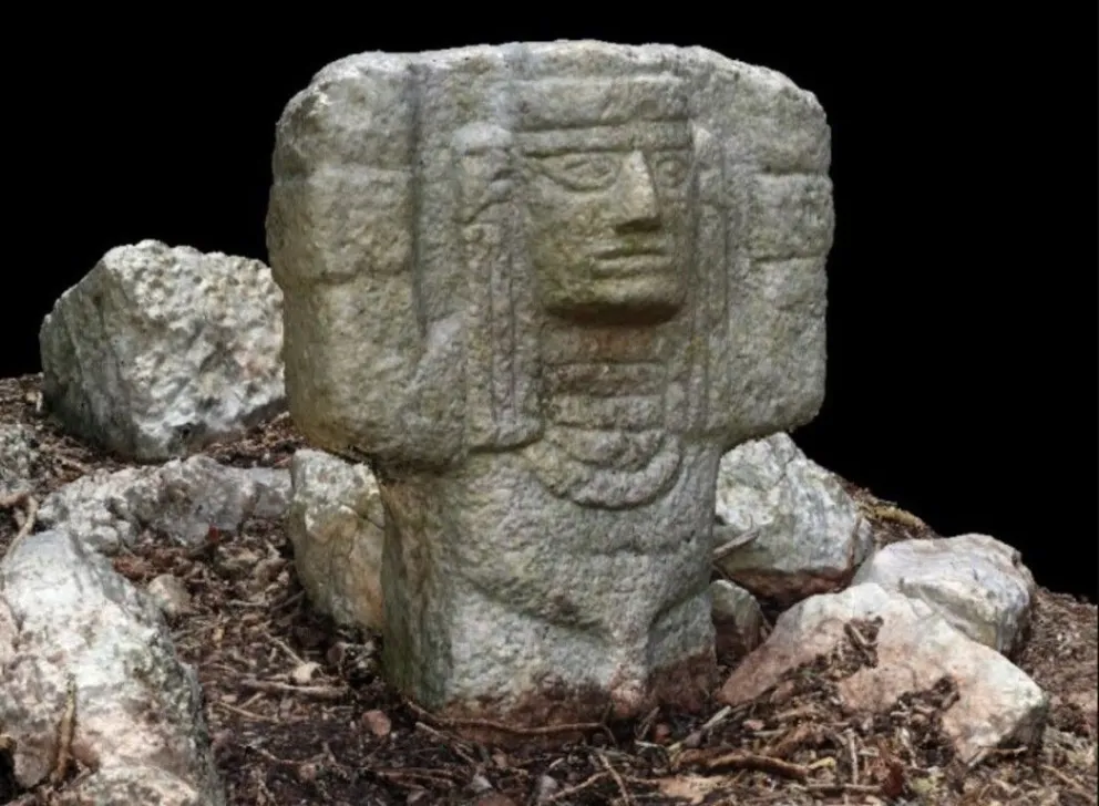 Descubren escultura de atlante en zona arqueológica de Chichén Itzá