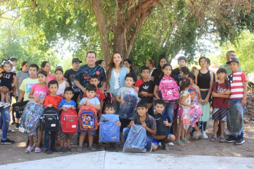 Entregan mochilas escolares en las comunidades del municipio de Mocorito, Sinaloa. Foto: Cortesía