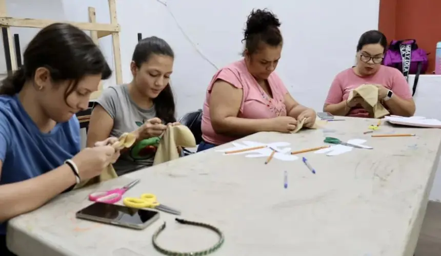 La primera clase del taller de muñecas artesanales en Sinaloa municipio. Foto: Cortesía